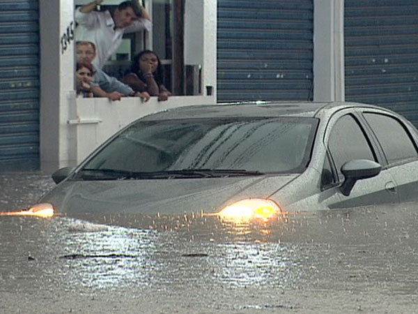 Apos Temporal Em Curitiba Piscinas Voam E Param No Telhado Vizinho